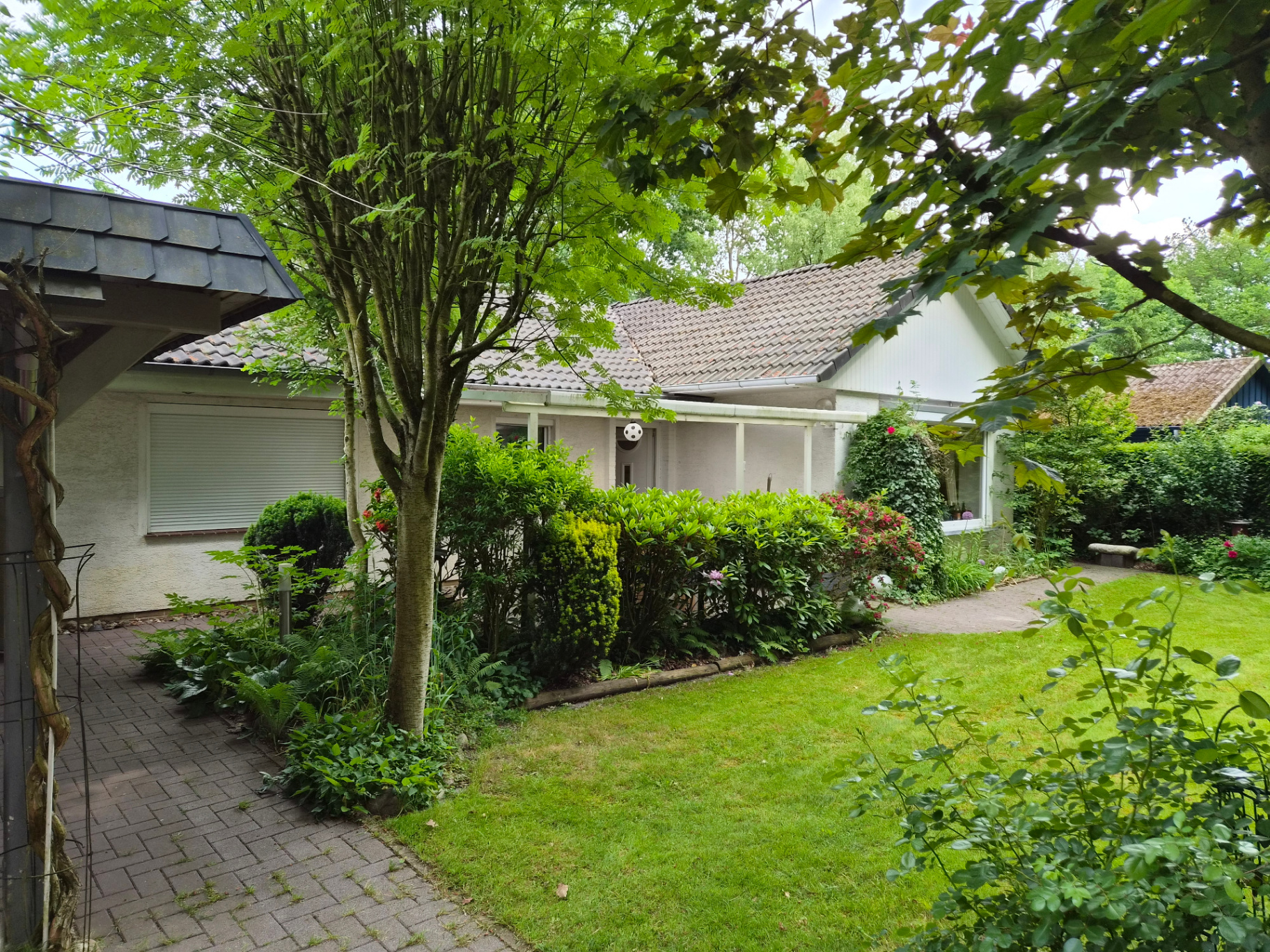 Einfamilienhaus mit umfangreichen Nebenflächen in Hatten-Sandkrug