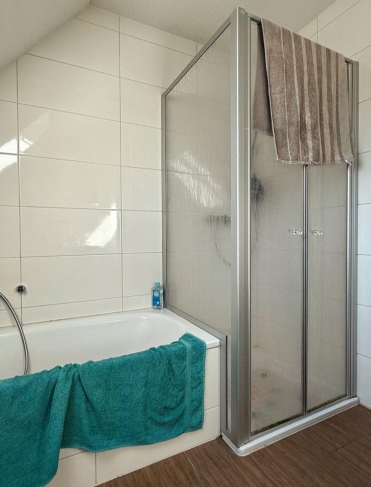 Badezimmer mit Wanne & Dusche