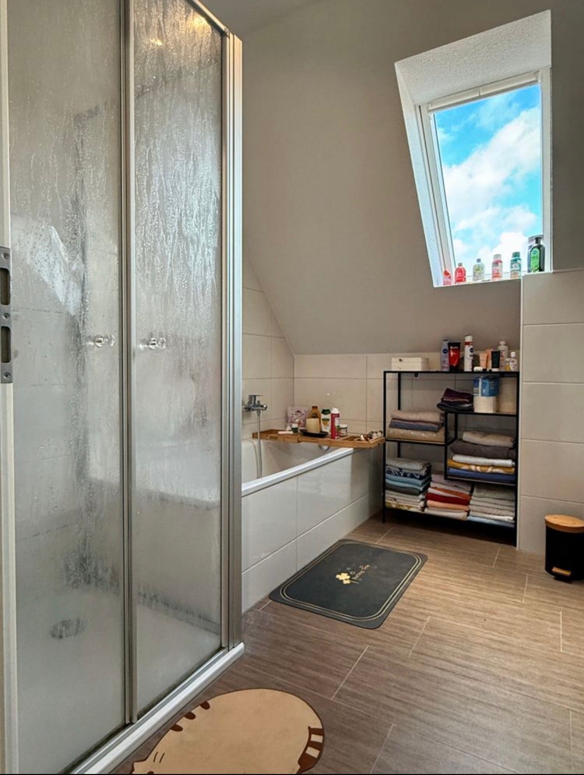 Badezimmer mit Wanne & Dusche