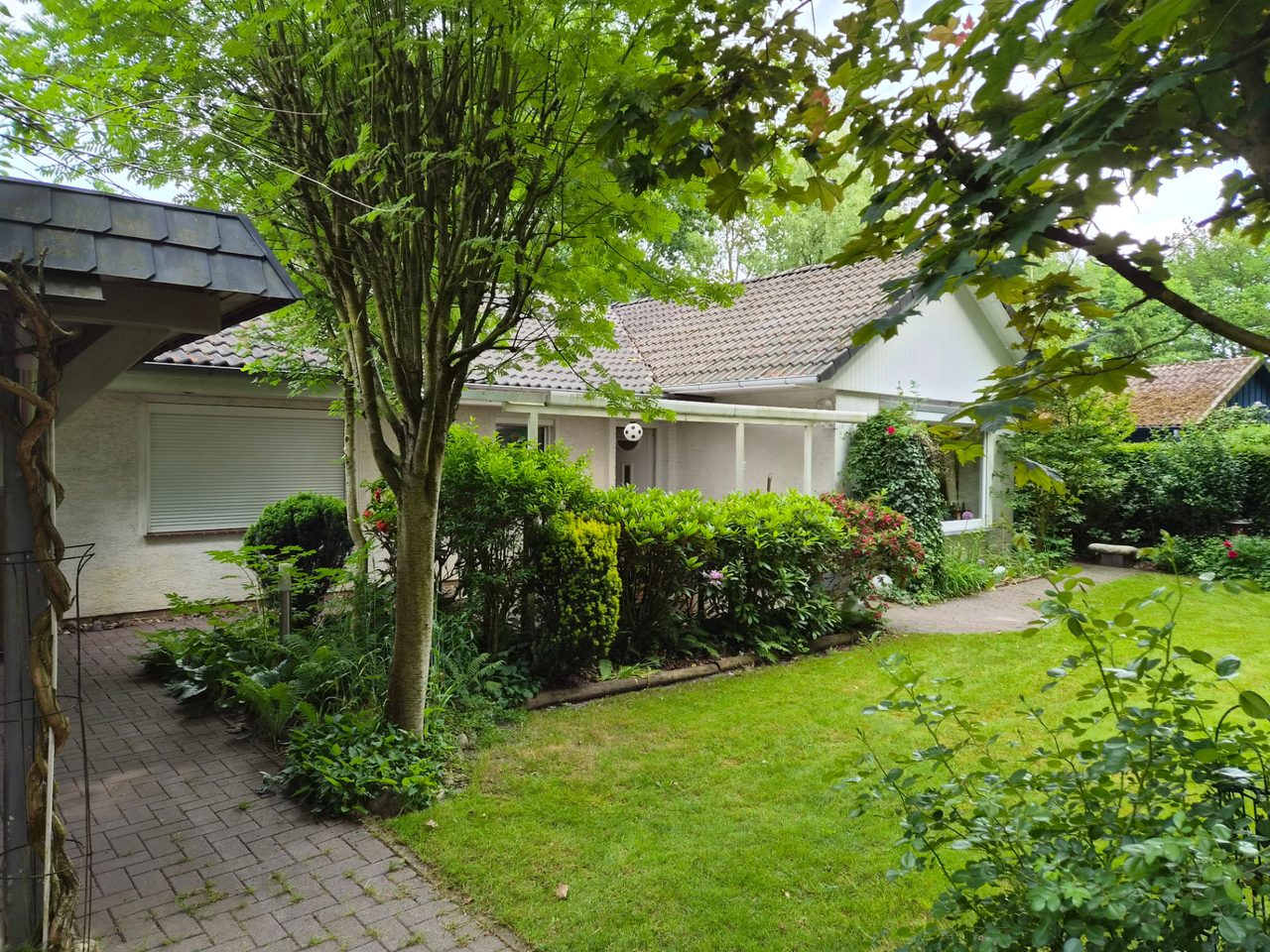Einfamilienhaus mit umfangreichen Nebenflächen in Hatten-Sandkrug